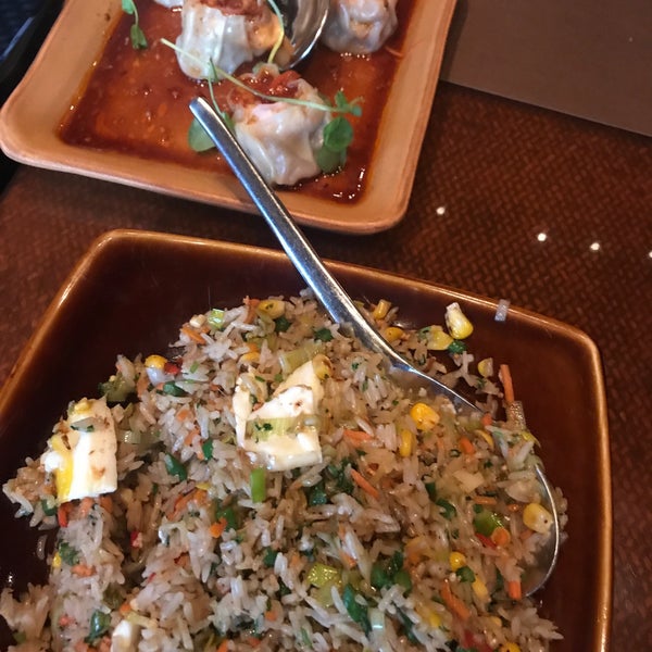 รูปภาพถ่ายที่ RockSugar Pan Asian Kitchen โดย Meshpuff 💙 เมื่อ 8/27/2018