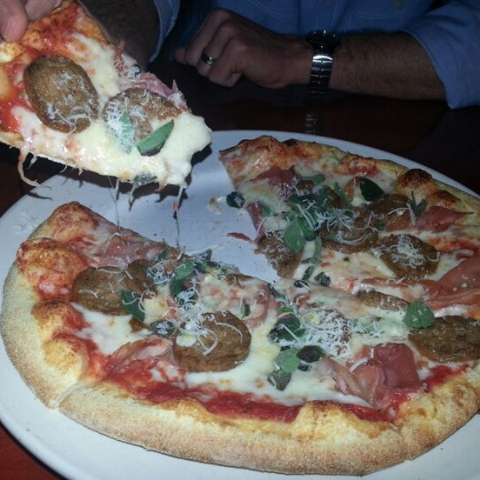 Снимок сделан в Brixx Wood Fired Pizza пользователем Monica D. 2/17/2013
