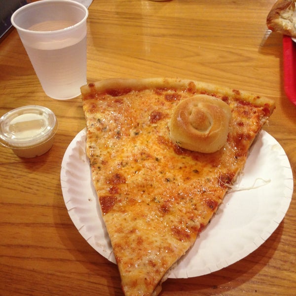 Das Foto wurde bei Panino&#39;s Pizza &amp; Grill von Dave F. am 5/11/2013 aufgenommen