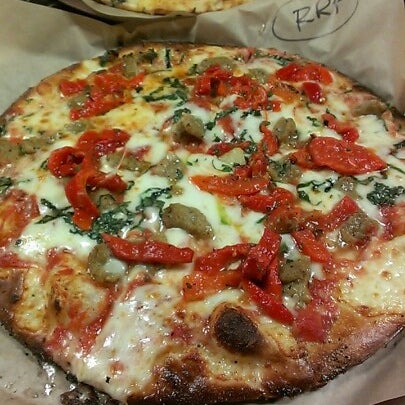 12/30/2012 tarihinde Kevinziyaretçi tarafından Pieology Pizzeria'de çekilen fotoğraf