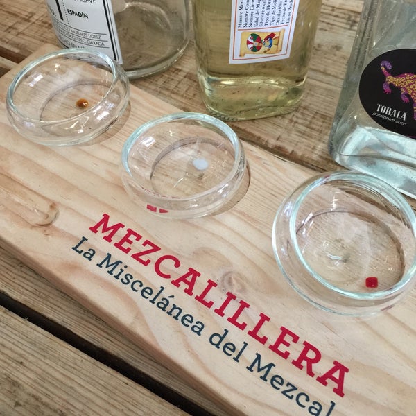 2/11/2016 tarihinde Juan Carlos R.ziyaretçi tarafından Mezcalillera_ La miscelánea del mezcal'de çekilen fotoğraf