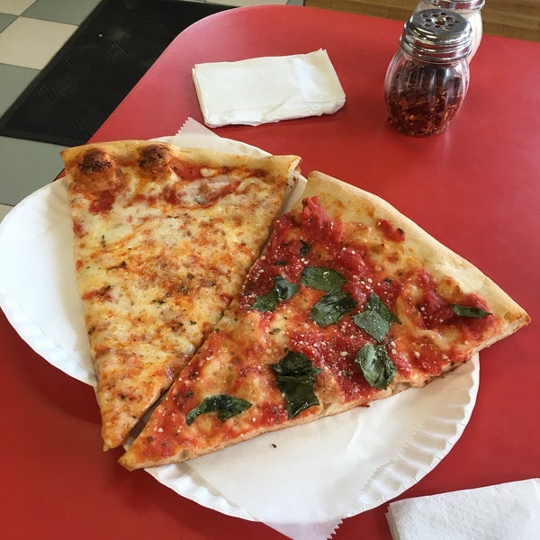 Снимок сделан в Vinnie&#39;s Pizzeria пользователем Jen F. 11/17/2018