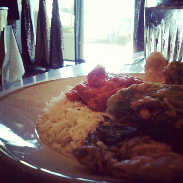 Foto tomada en Taj Mahal Indian Restaurant &amp; Bar  por Jo-x C. el 10/14/2012