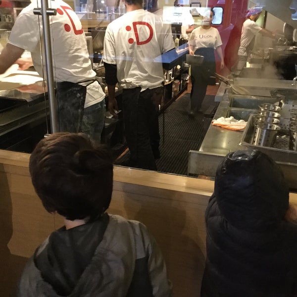 12/21/2015 tarihinde lee c.ziyaretçi tarafından U:DON Fresh Japanese Noodle Station'de çekilen fotoğraf