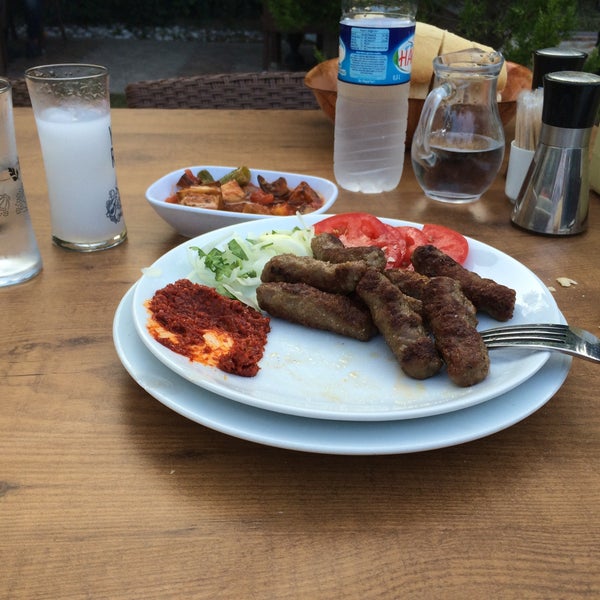 Das Foto wurde bei Özcan Restaurantlar von Seçkin C. am 7/30/2016 aufgenommen