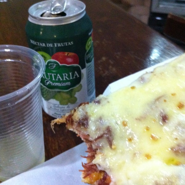 Photo taken at Vitrine da Pizza - Pizza em Pedaços by Sidney A. on 8/25/2013