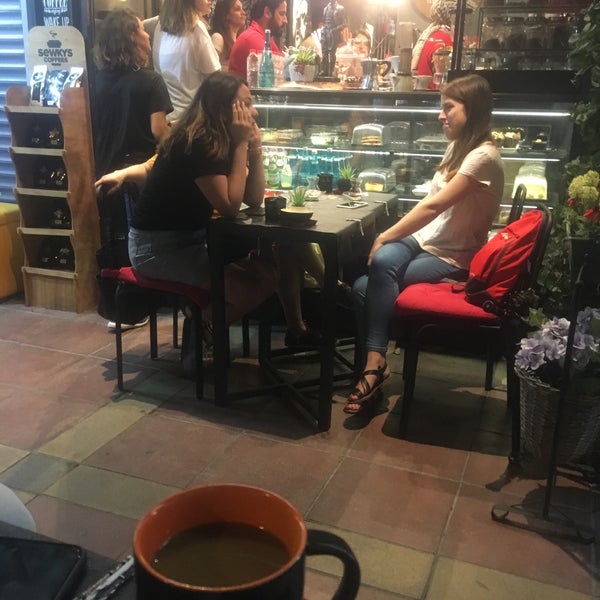 Foto tomada en Sewky&#39;s Coffees  por Ulaş E. el 6/18/2019