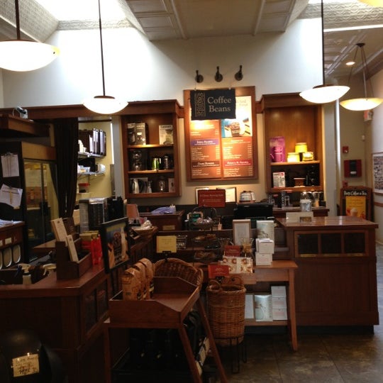 Photo taken at Peet&#39;s Coffee &amp; Tea by Yoshi W. on 10/6/2012