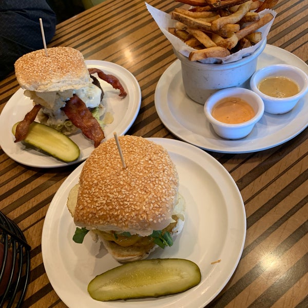Снимок сделан в Bobby&#39;s Burger Palace пользователем Angelina 12/31/2018