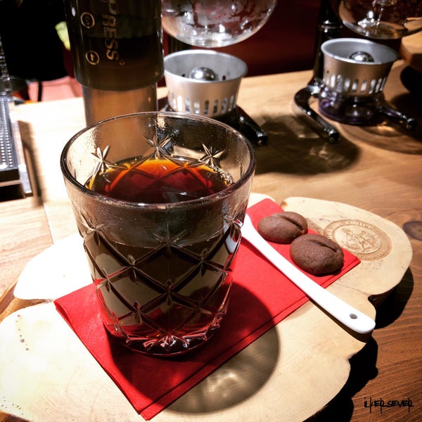 รูปภาพถ่ายที่ The Lukkans Coffee โดย İlker S. เมื่อ 10/1/2018