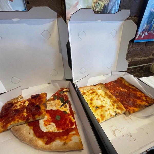 4/21/2024 tarihinde Carpe D.ziyaretçi tarafından Prince Street Pizza'de çekilen fotoğraf