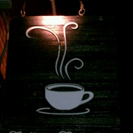 รูปภาพถ่ายที่ Coffee &amp; Chocolate โดย Bridgette M. เมื่อ 9/15/2011