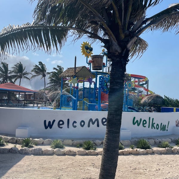 the-palm-island-ferry-terminal-boat-or-ferry