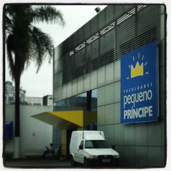 5/18/2013에 Rodrigo R.님이 Faculdades Pequeno Príncipe - FPP에서 찍은 사진