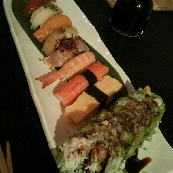 Foto tirada no(a) Oops! Sushi &amp; Sake Bar por David em 11/30/2013