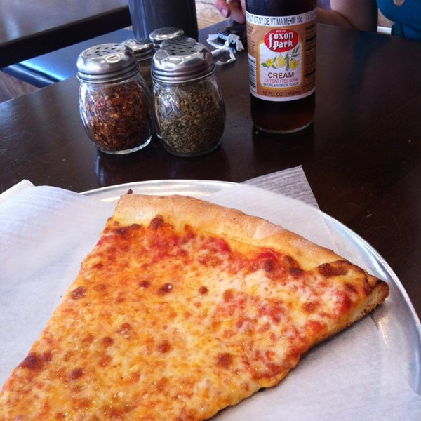 Foto diambil di Rosco&#39;s Pizza oleh Kibbie pada 8/27/2013