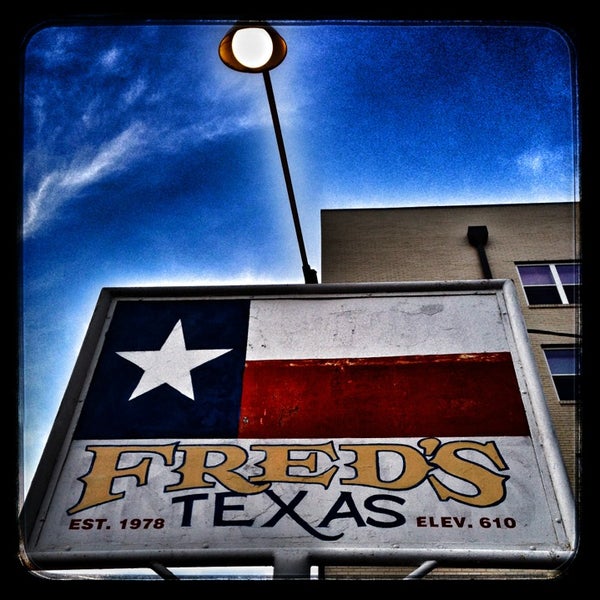 รูปภาพถ่ายที่ Fred&#39;s Texas Cafe โดย Emmett G. เมื่อ 5/19/2013