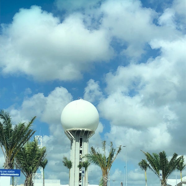 รูปภาพถ่ายที่ Aeropuerto Internacional de Cancún (CUN) โดย Whitty เมื่อ 11/5/2018