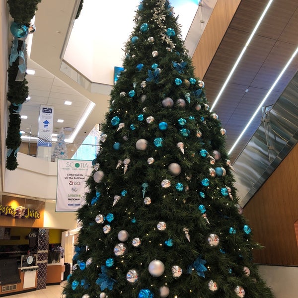 Foto diambil di The CORE Shopping Centre oleh Whitty pada 12/19/2017