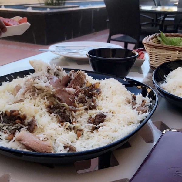 Das Foto wurde bei Al-Kharof Restaurant von saleh am 12/28/2019 aufgenommen