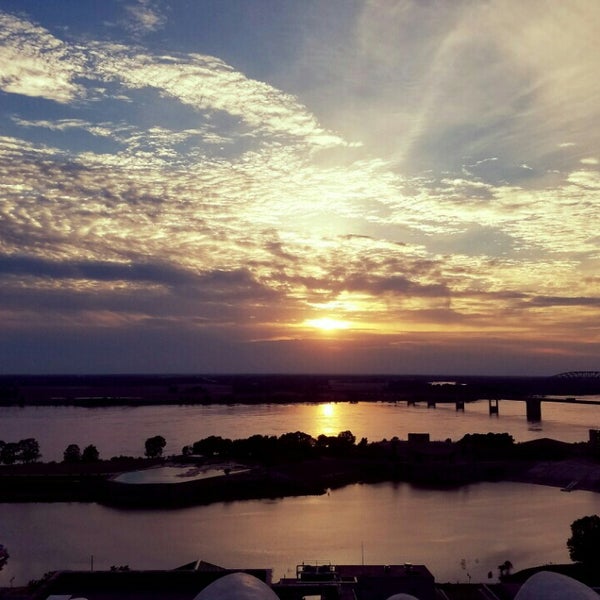 6/30/2016 tarihinde Alyssa W.ziyaretçi tarafından Twilight Sky Terrace'de çekilen fotoğraf