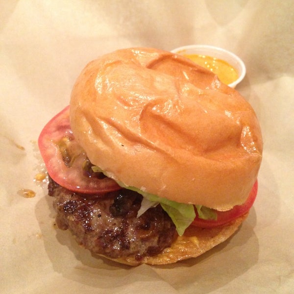 รูปภาพถ่ายที่ Juicy Burgers &amp; Dogs โดย Andrew S. เมื่อ 2/26/2013