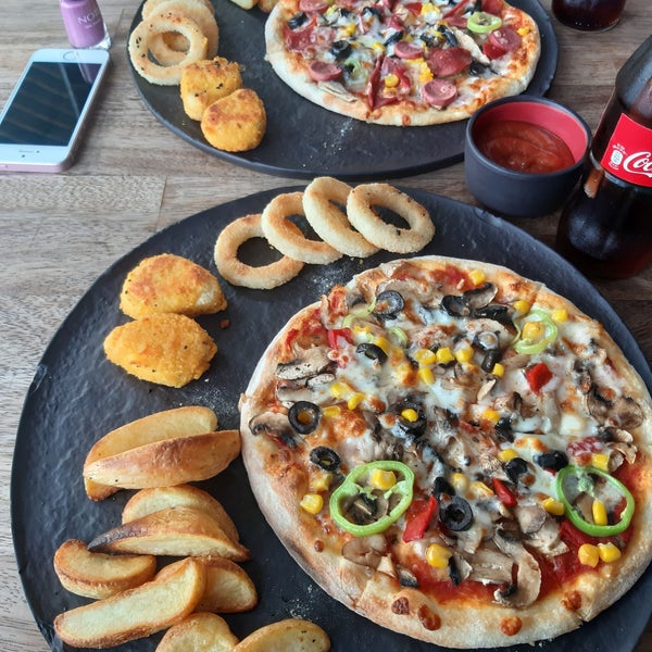 Foto diambil di Pomidori Pizzeria oleh Tuğba D. pada 7/30/2019