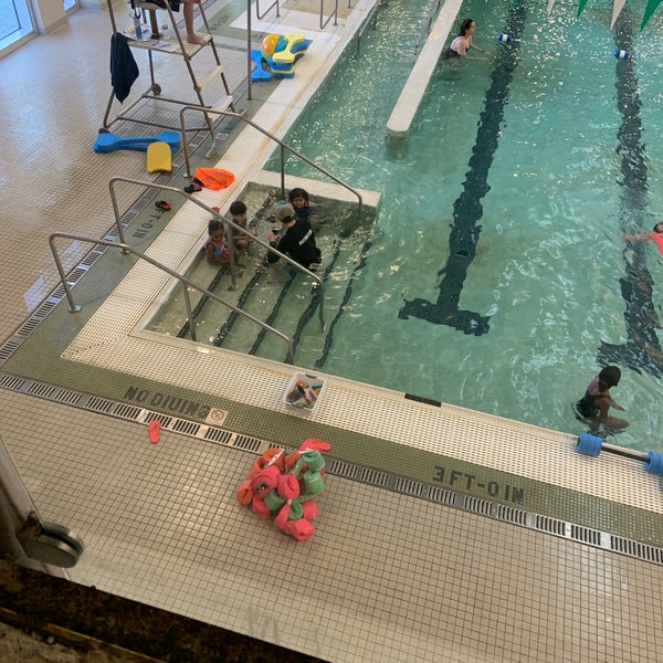 Wakefield Aquatic Center Swimming Pool in Arlington