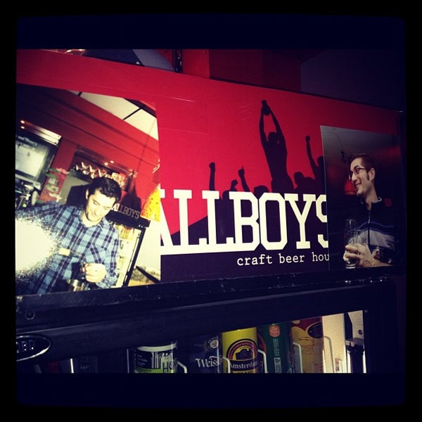 12/1/2012 tarihinde Phil C.ziyaretçi tarafından Tallboys Craft Beer House'de çekilen fotoğraf