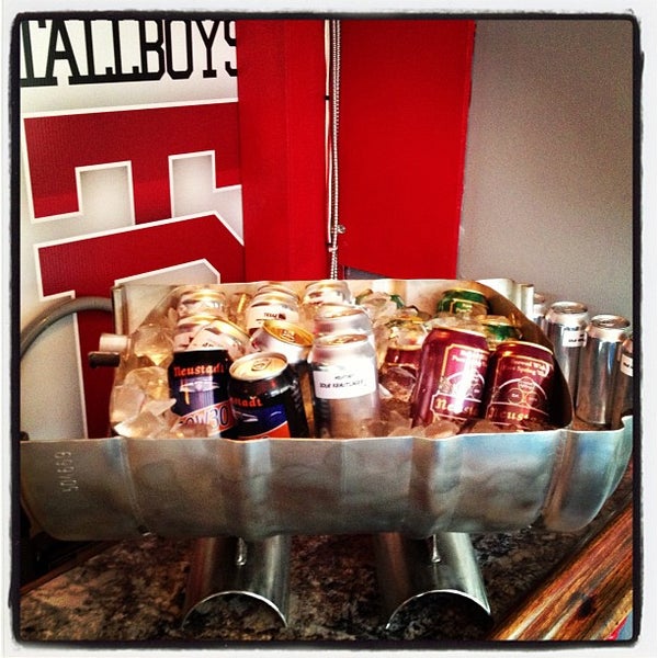 รูปภาพถ่ายที่ Tallboys Craft Beer House โดย Phil C. เมื่อ 11/25/2012