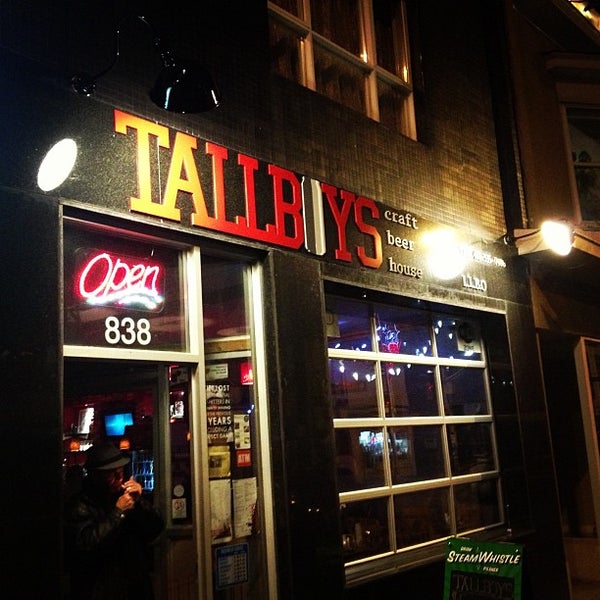 Foto tirada no(a) Tallboys Craft Beer House por Phil C. em 12/4/2012