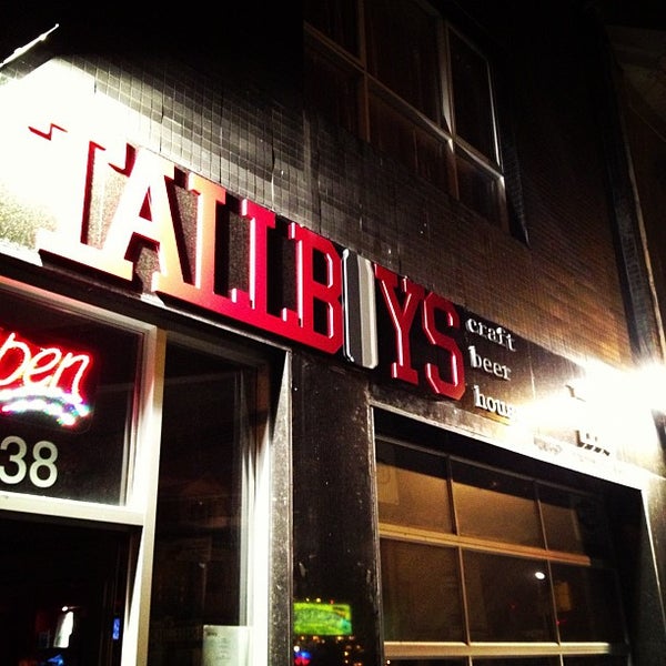 รูปภาพถ่ายที่ Tallboys Craft Beer House โดย Phil C. เมื่อ 10/24/2012