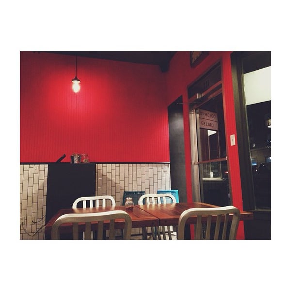 4/13/2013 tarihinde Jack G.ziyaretçi tarafından Fireflour Pizza + Coffee Bar'de çekilen fotoğraf