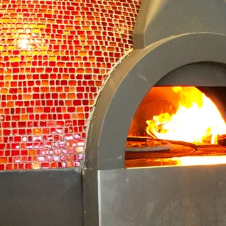 1/22/2016 tarihinde Woodgrain Neapolitan Pizzeriaziyaretçi tarafından Woodgrain Neapolitan Pizzeria'de çekilen fotoğraf