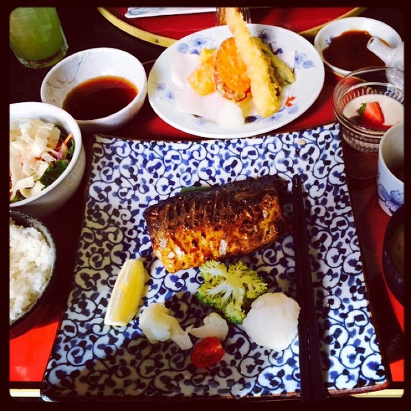 รูปภาพถ่ายที่ Mizuki Japanese Cuisine &amp; Sushi โดย Jude L. เมื่อ 10/28/2014