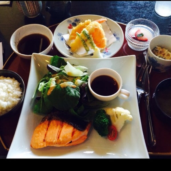 รูปภาพถ่ายที่ Mizuki Japanese Cuisine &amp; Sushi โดย Jude L. เมื่อ 5/9/2014