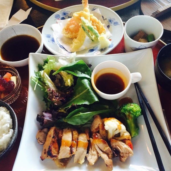 รูปภาพถ่ายที่ Mizuki Japanese Cuisine &amp; Sushi โดย Jude L. เมื่อ 4/29/2014
