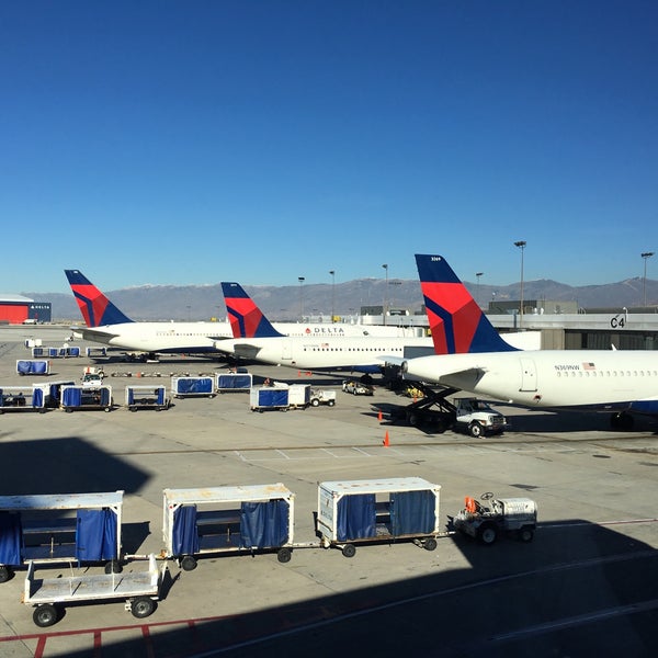 Foto diambil di Salt Lake City International Airport (SLC) oleh Jude L. pada 11/15/2015
