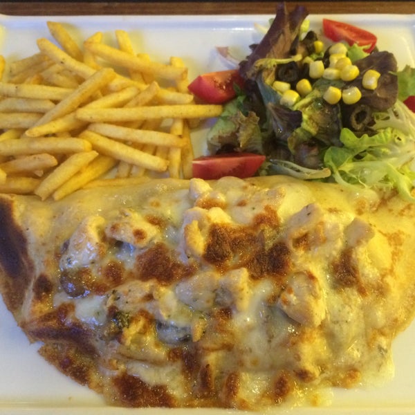 4/13/2016 tarihinde Alp A.ziyaretçi tarafından Afzelia Cafe Restaurant'de çekilen fotoğraf