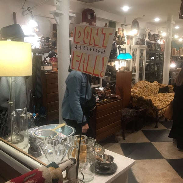 Foto tomada en Cure Thrift Shop  por Hope Anne N. el 3/28/2019