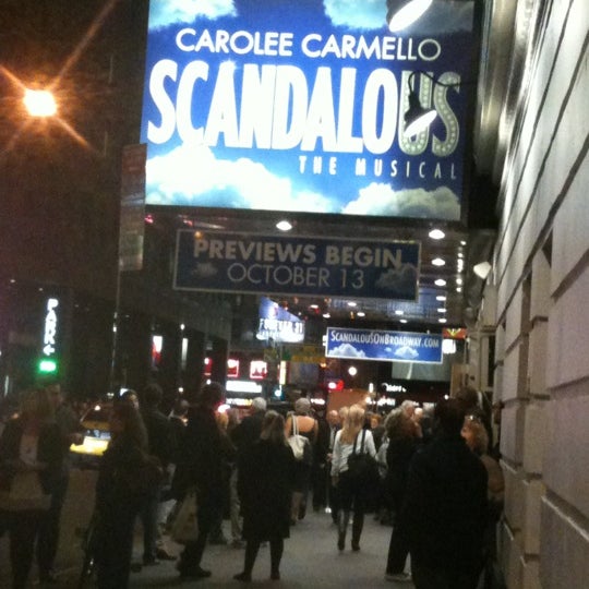 Foto diambil di Scandalous on Broadway oleh Hope Anne N. pada 10/18/2012