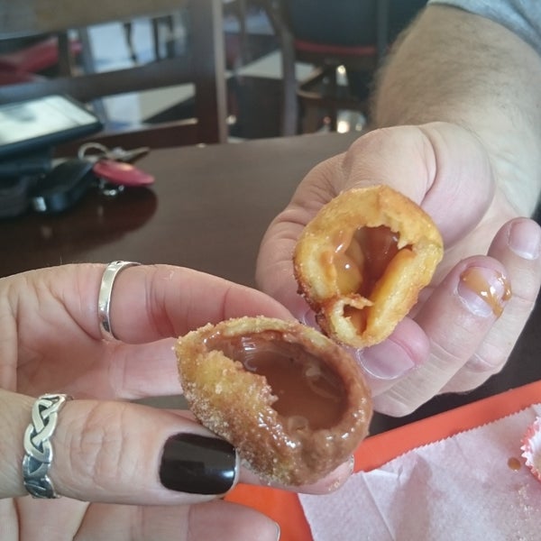 Coxinhas fantásticas! O atendimento achei ótimo! Pra fechar comi a mini coxinha de Lindt e meu marido de Doce de leite Uruguaio... Mara!!!!