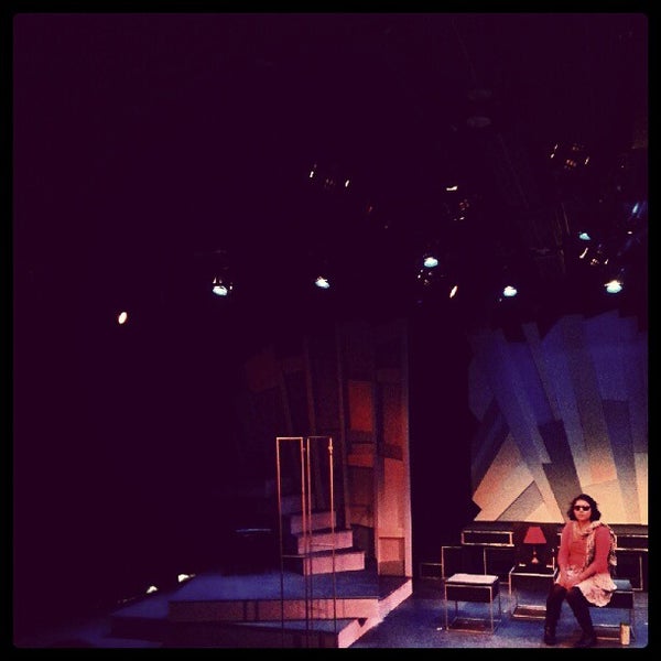 Foto tirada no(a) Mixed Blood Theatre por Caitlin S. em 9/28/2012