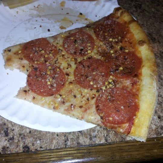 Foto scattata a Ray&#39;s Pizza da Jessica A. il 10/3/2012
