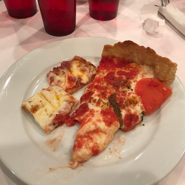 รูปภาพถ่ายที่ Pizano&#39;s Pizza โดย McBragg เมื่อ 1/25/2020
