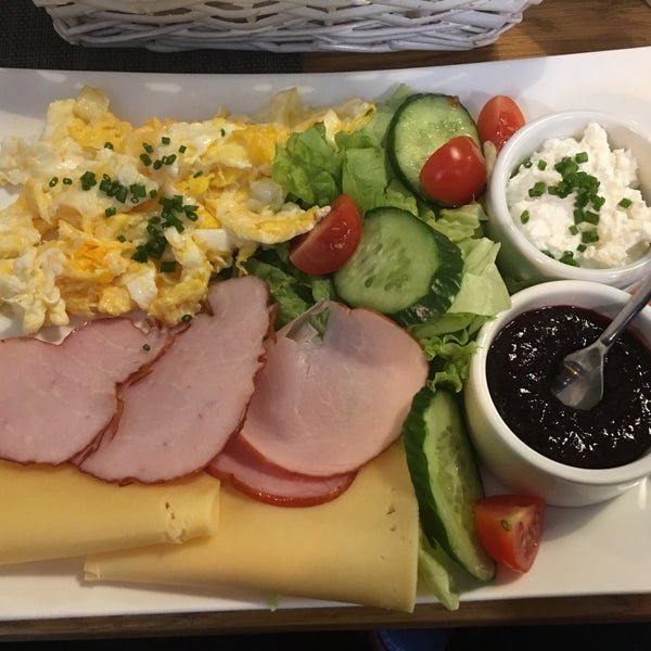 Foto diambil di Guliwer Cafe &amp; Restaurant oleh C3_cr8iveD pada 4/29/2017