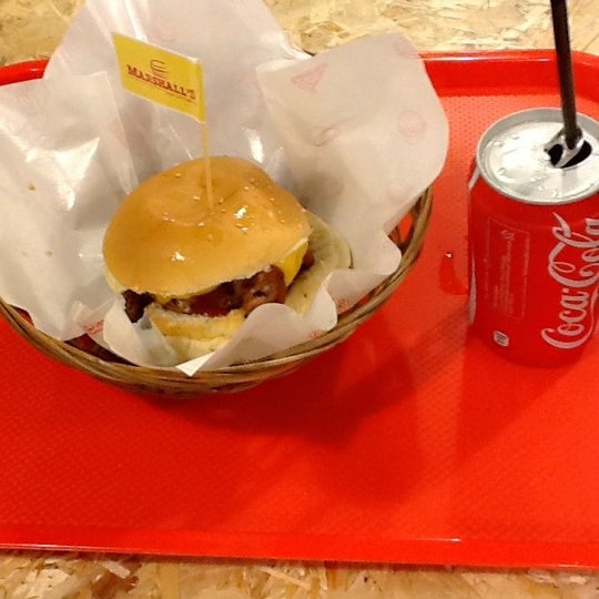 Foto tirada no(a) Marshall&#39;s Burger por Jooi O. em 12/6/2012