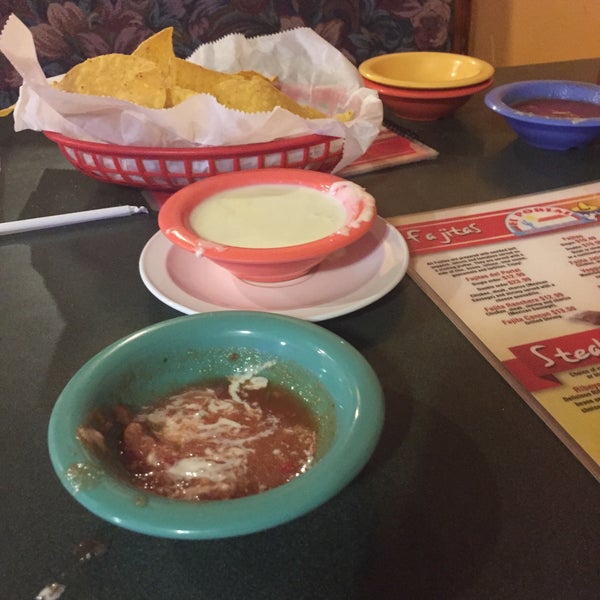 รูปภาพถ่ายที่ El Portal Mexican Restaurant โดย Samantha D. เมื่อ 10/19/2017