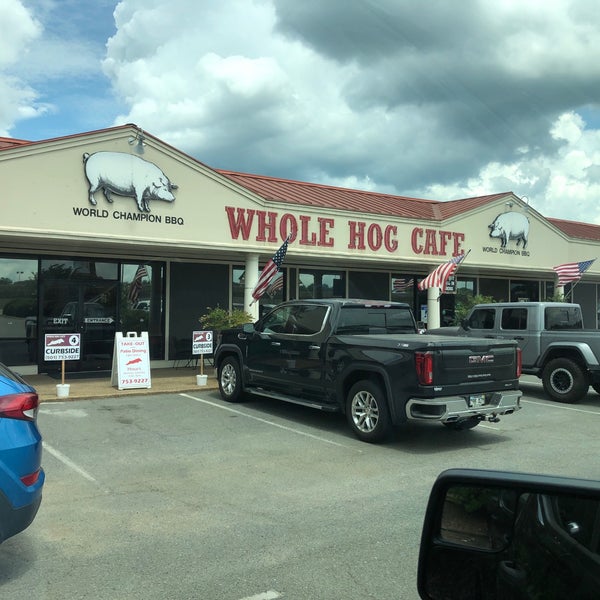 รูปภาพถ่ายที่ Whole Hog Cafe North Little Rock &amp; Catering โดย Gary E. เมื่อ 7/21/2020