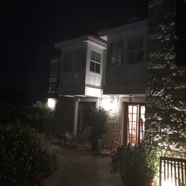 Photo taken at Alaçatı Kapari Otel by O.A on 5/7/2017